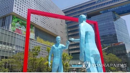 서울 상암동 MBC 사옥 앞 '미러맨'
