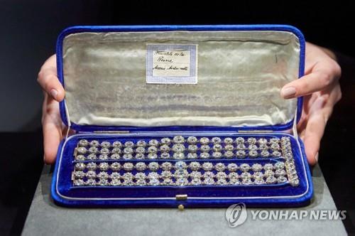 96억원에 낙찰된 마리 앙투아네트의 다이아몬드 팔찌 한 쌍