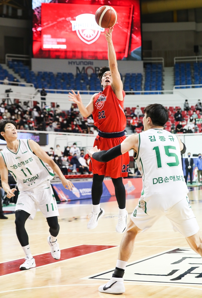 14일 DB전에서 슛을 시도하는 현대모비스 김동준.