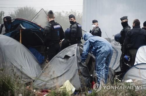 프랑스 경찰들이 16일 프랑스 북부 덩케르크 인근에서 난민들을 해산시키고 있다. [AP 연합뉴스 자료사진. 재판매 및 DB 금지] 
