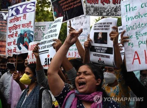 여성 성폭행 사건과 관련해 인도 뉴델리에서 벌어진 항의 시위.