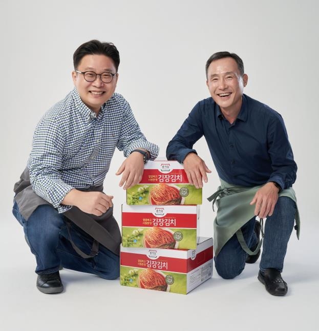 서경덕 교수(왼쪽)와 박용주 대상㈜ 식품사업총괄 사장