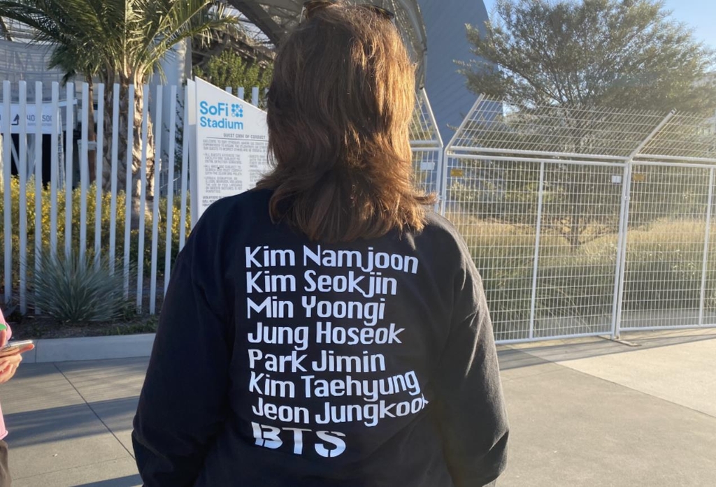 BTS 멤버 7명 이름이 모두 새겨진 티셔츠를 입은 엄마 팬