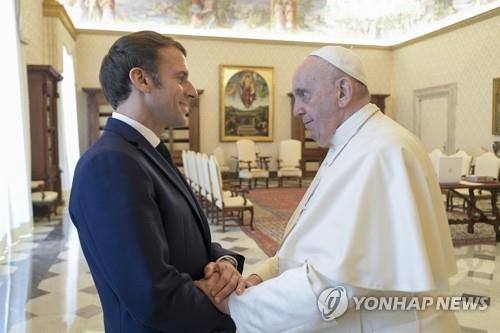 프란치스코 교황(오른쪽)을 알현한 마크롱 프랑스 대통령