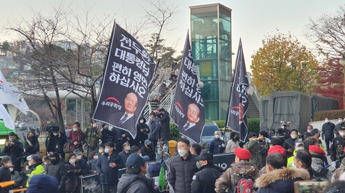 보수단체 '엄호' 속 전두환 전 대통령 운구차 출발