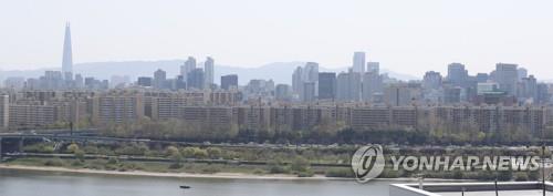 서울 용산구 유엔빌리지 인근에서 바라본 압구정동 현대아파트 일대의 모습 [연합뉴스 자료사진]