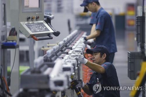 중국 항저우 트럭공장의 엔진 생산 라인