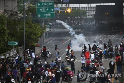 태국 경찰이 반정부 시위대를 향해 최루탄을 발사하는 모습. 2021.8.7