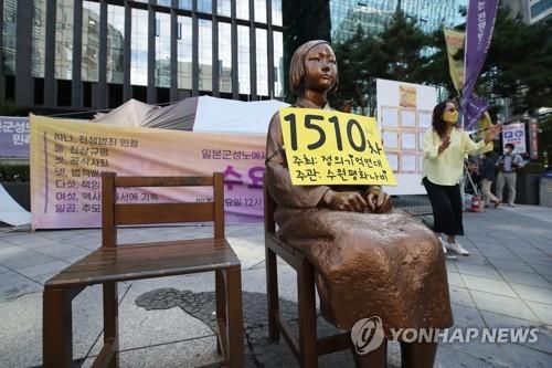 서울 종로구 옛 일본대사관 앞 '평화의 소녀상' [연합뉴스 자료사진]