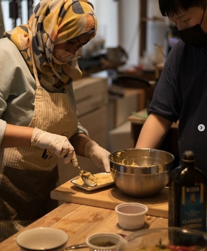 난민이 선주민을 대상으로 고향의 전통 음식의 조리법을 알려주는 가버나움 '쿠킹 클래스' 모습. [박정민 대표 제공]