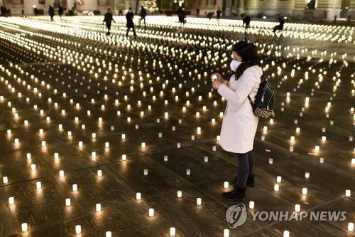 [월드&포토] 코로나가 앗아간 1만1천288개의 생명 촛불로 추모