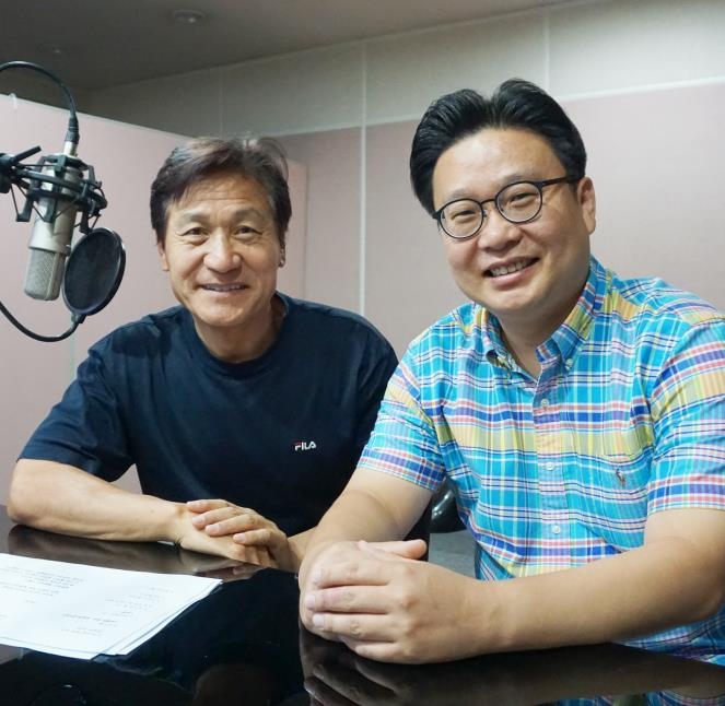 배우 안성기(왼쪽)와 서경덕 교수