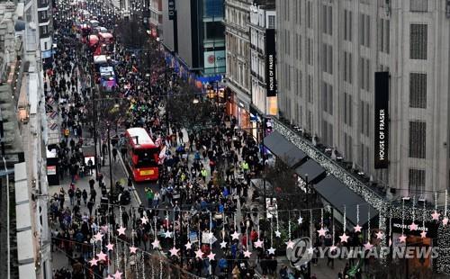 18일 영국 런던에서 열린 코로나 통제 반대 시위