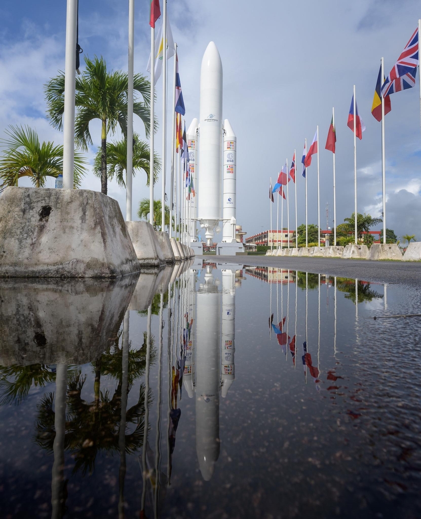 기아나 우주센터 입구의 아리안5호 로켓 모형 