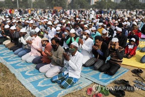  인도 구루그람에서 야외 예배를 하는 무슬림.