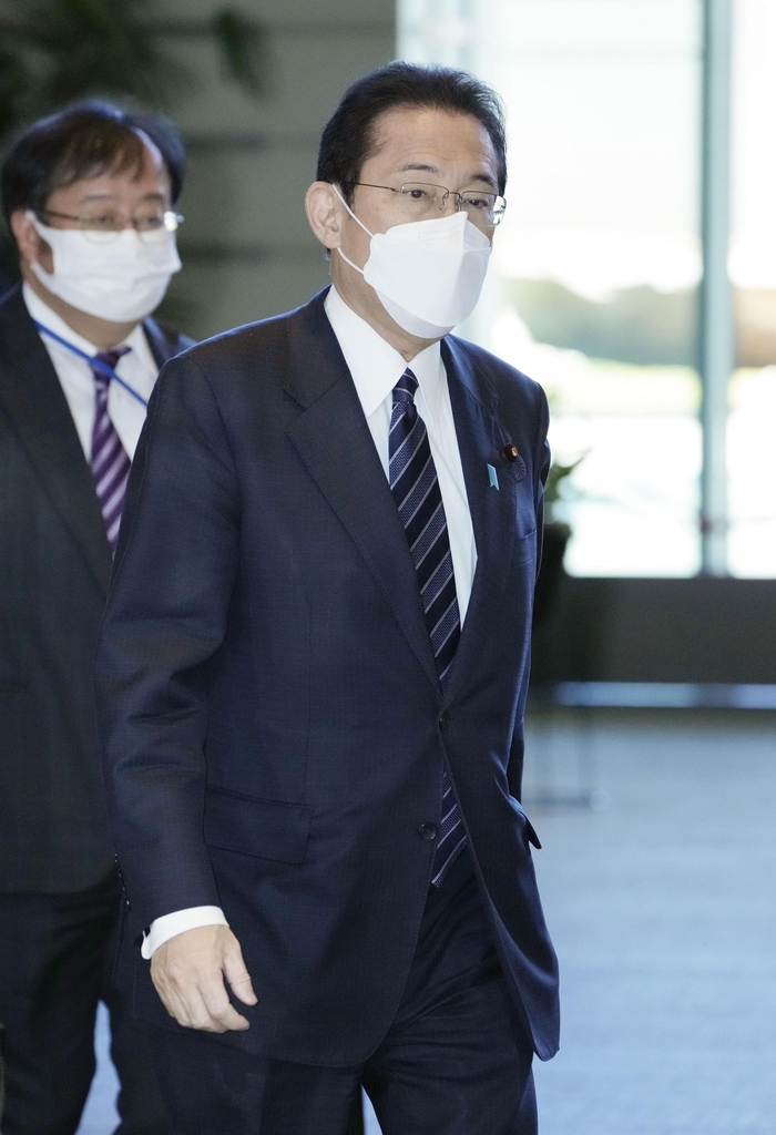 (도쿄 교도=연합뉴스) 기시다 후미오(岸田文雄) 일본 총리가 27일 오전 관저로 들어가고 있다. 
