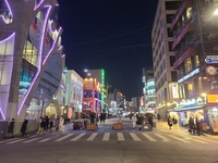 한산한 홍대입구 거리