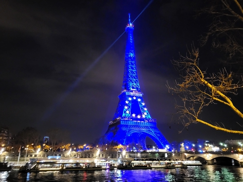  에펠탑도, 개선문도, 팡테옹도 파랗게 빛난 새해 첫날