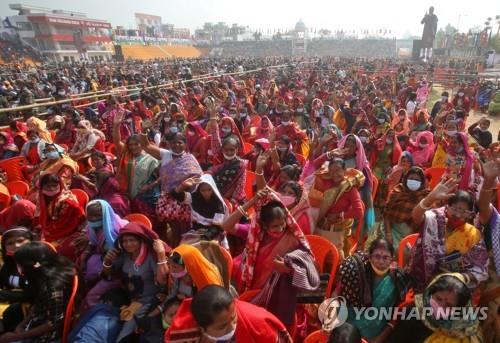 4일 인도 아가르탈라의 모디 총리 참석 행사에 모인 인파. 