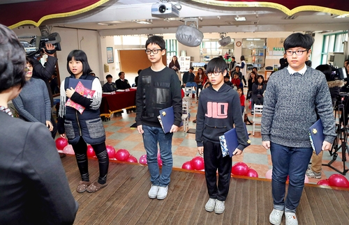 울산에서 가장 규모가 작은 연암초 효문분교 졸업식. 졸업생 4명이 졸업장을 받고 있다. 2017년 [연합뉴스 자료사진]