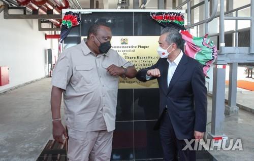 몸바사 유조선 터미널서 케냐 대통령과 팔꿈치 인사하는 왕이(오른쪽) 외교부장
