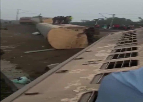 인도 동부서 열차 탈선…"5명 사망·20여명 부상"