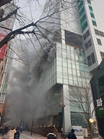 강동구 명일동 17층 건물서 불…주민 70여명 대피(종합)