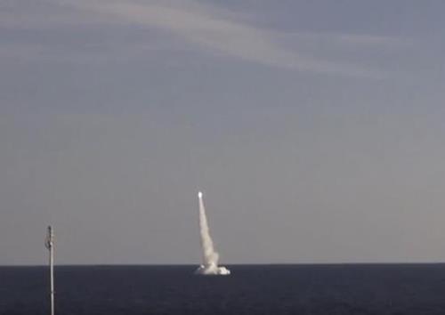 러 해군 잠수함 '칼리브르' 순항미사일 발사 모습[러 국방부 자료 사진]