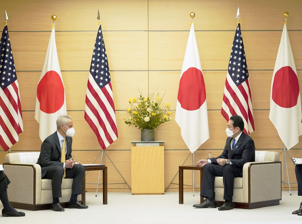 (도쿄 교도=연합뉴스) 람 이매뉴얼 주일 미국 대사가 4일 부임 인사를 위해 기시다 후미오 일본 총리를 예방해 회담하고 있다. 