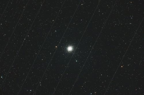 천체 관측을 방해하는 스타링크 8기 궤적 
