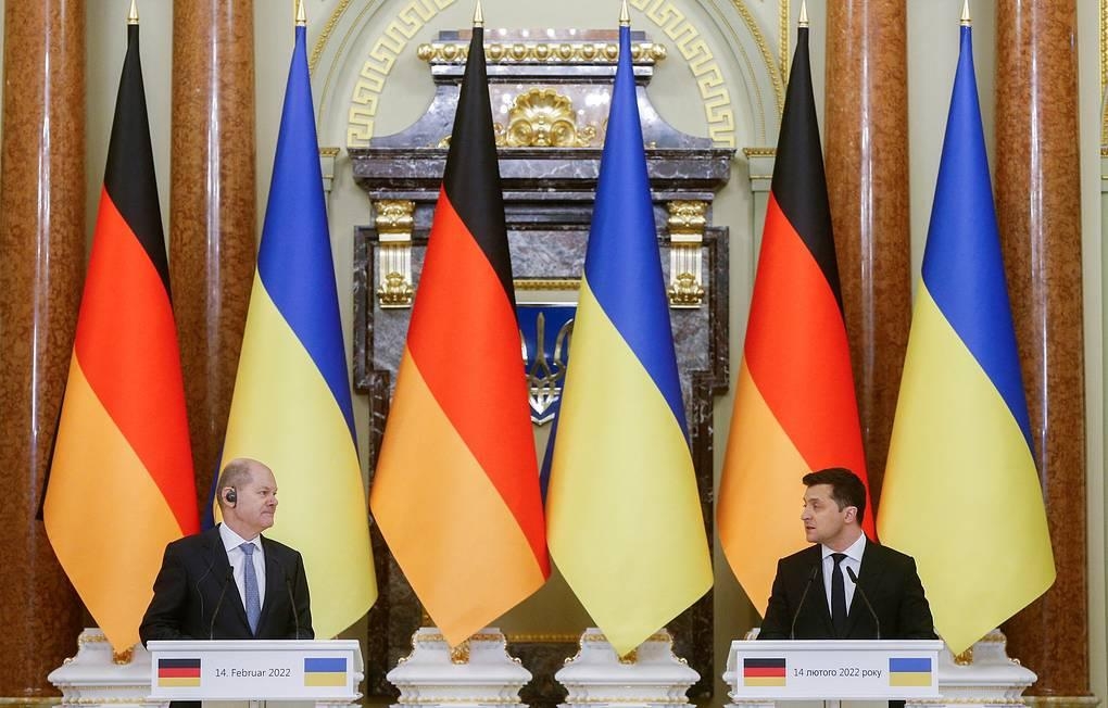 O primeiro-ministro Schulz (à esquerda) e o presidente Zelensky realizam uma coletiva de imprensa conjunta após a cúpula