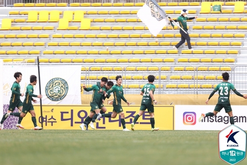 김종석의 결승 골에 기뻐하는 김포 선수들