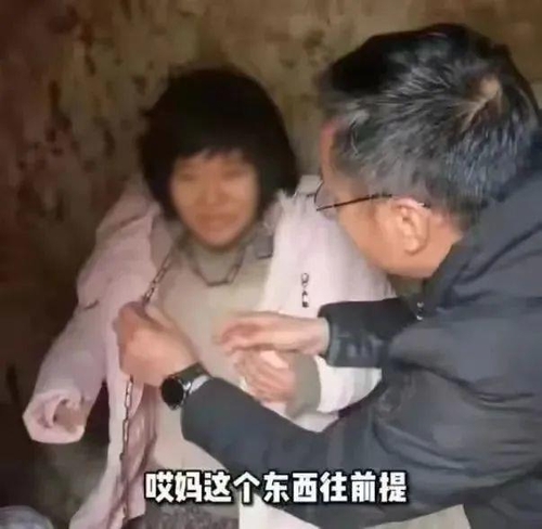 중국사회 공분 부른 '쇠사슬녀' 발견 당시 모습 