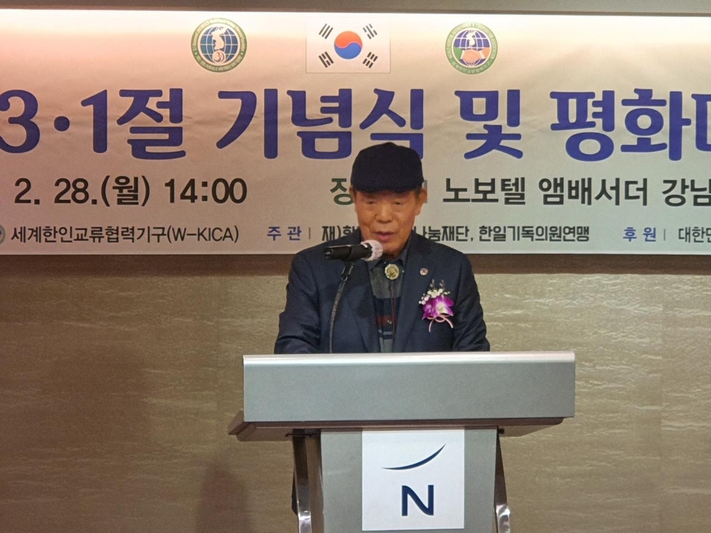 김영진 이사장이 축사하는 모습
