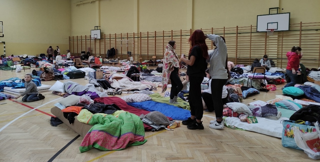 폴란드 학교 체육관에 마련된 우크라이나 피란민들 임시 거처 