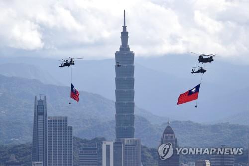 대만 국기 달고 비행하는 대만군 헬리콥터들