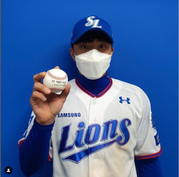 홈런 기념구를 챙긴 삼성 선인 이재현