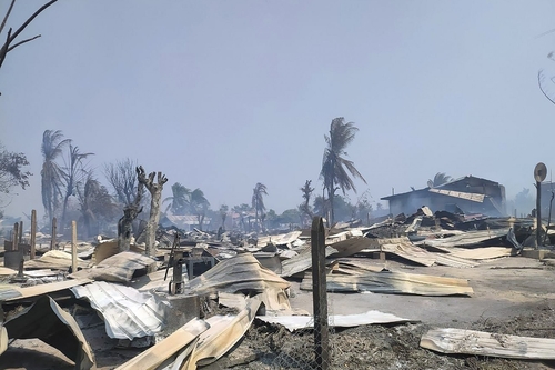 미얀마군의 방화로 400여 채의 가옥이 불탄 사가잉 지역 흐나 마 싸 잇 마을. 