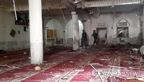  4일 자폭 테러가 발생한 파키스탄 페샤와르의 한 모스크 내부.