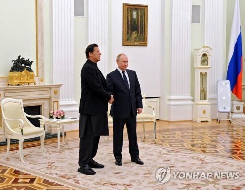 2월 24일 모스크바에서 만난 칸 파키스탄 총리(왼쪽)와 푸틴 러시아 대통령.