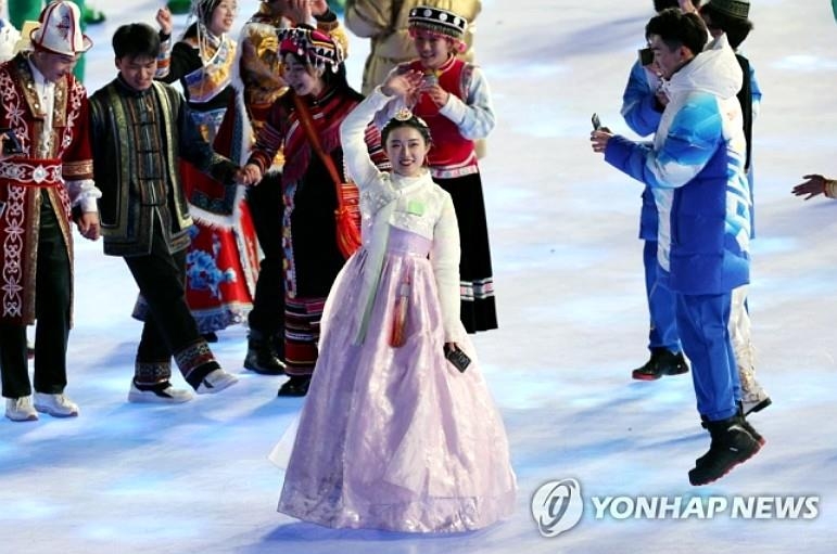 베이징 동계올림픽 개막식 때 조선족 여성이 한복을 입은 모습