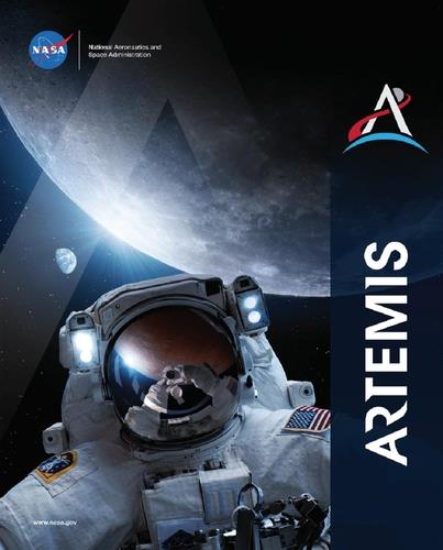 달을 배경으로 한 아르테미스 프로그램 로고와 우주비행사