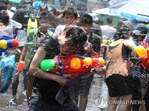 코로나 사태 전인 2019년 송끄란 축제 당시 물총으로 '물 뿌리기'를 즐기는 사람들.