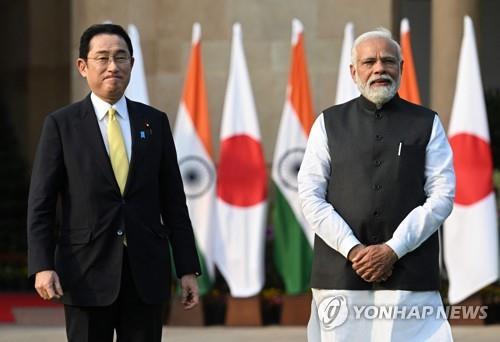 뉴델리 방문한 기시다 일본 총리와 나란히 선 모디 인도 총리