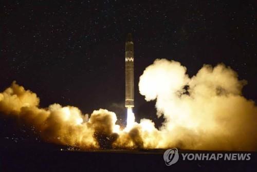 북한 '화성-15' 미사일 발사모습