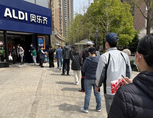 줄을 서야 들어갈 수 있는 상하이 슈퍼마켓