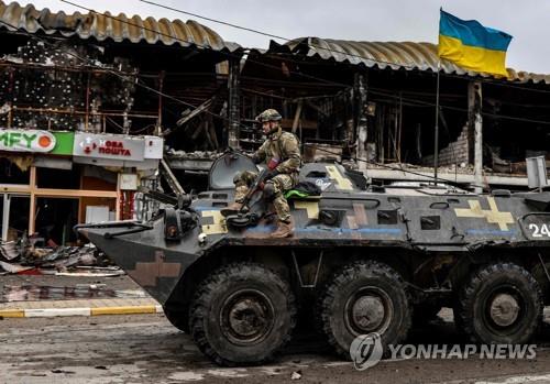 우크라이나군이 탈환한 키이우 북서쪽 외곽 부차를 순찰하는 우크라이나군