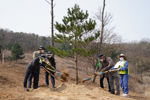 산림청, 김포 가현산 도시숲서 식목일 나무 심기 행사