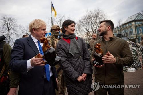 Primeiro-ministro britânico recebe uma tigela de galo de cerâmica durante sua visita a Kiyo, Ucrânia 