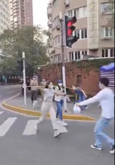 봉쇄 해제에 기뻐하는 상하이 징안구의 한 아파트 단지 주민들